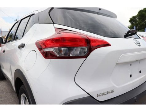 Used 2020 Nissan Kicks S image 17