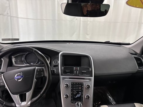 Used 2017 Volvo XC60 T6 Dynamic w/ Climate Package image 12
