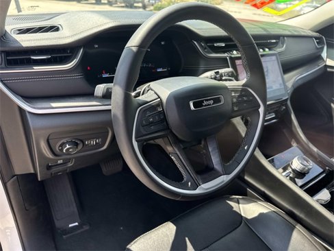 Used 2023 Jeep Grand Cherokee Limited w/ Black Appearance Package image 13