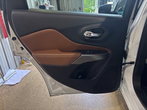 Used 2019 Jeep Cherokee Overland w/ Technology Group image 15