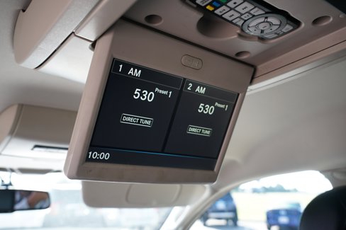 Used 2015 Chrysler Town & Country Touring image 25