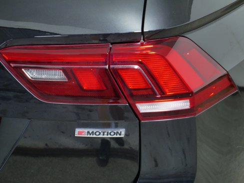 Used 2020 Volkswagen Tiguan SEL image 17