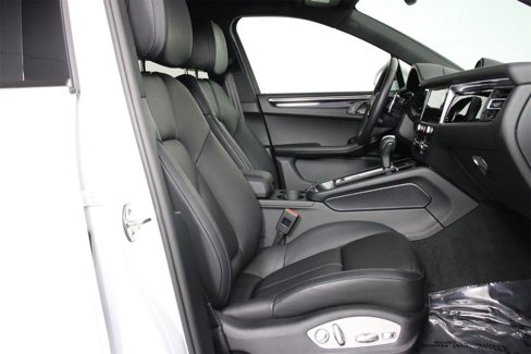 Certified 2025 Porsche Macan image 31