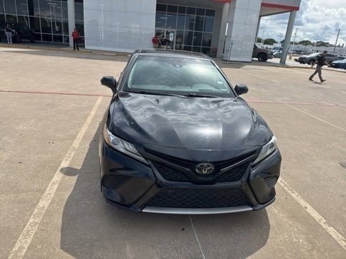 Used 2018 Toyota Camry image 2