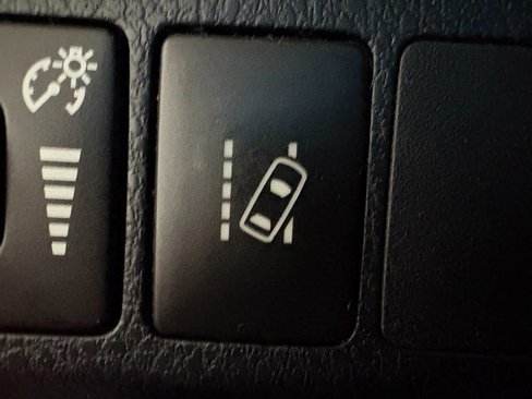 Used 2018 Toyota RAV4 LE image 5