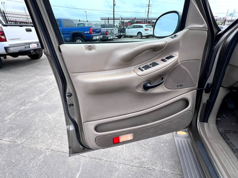 Used 2002 Ford Expedition Eddie Bauer image 31