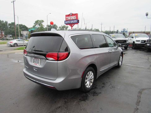 Used 2017 Chrysler Pacifica Touring-L image 6