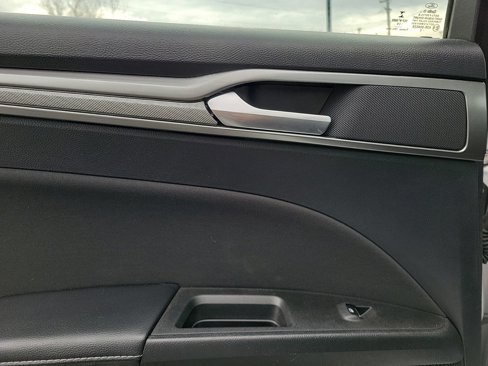 Used 2019 Ford Fusion SE image 12