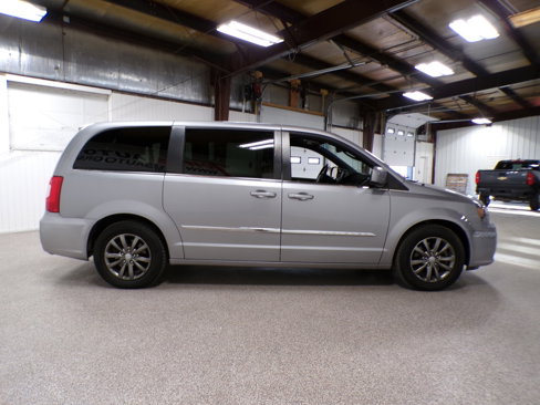 Used 2015 Chrysler Town & Country S image 6