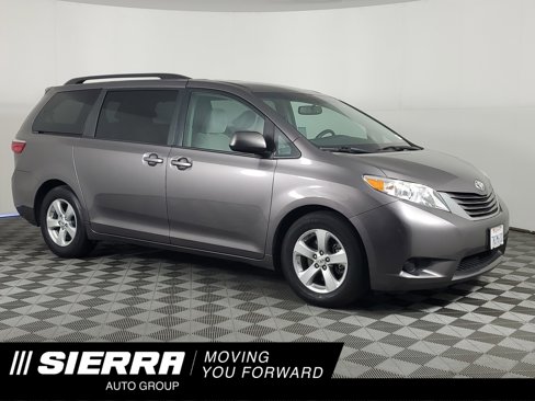 Used 2015 Toyota Sienna LE image 1