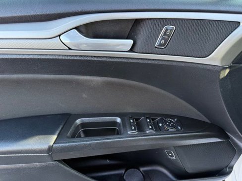 Used 2019 Ford Fusion SE image 17