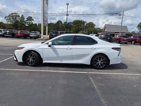 Used 2024 Toyota Camry SE image 2