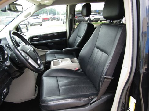 Used 2015 Chrysler Town & Country Touring-L image 10
