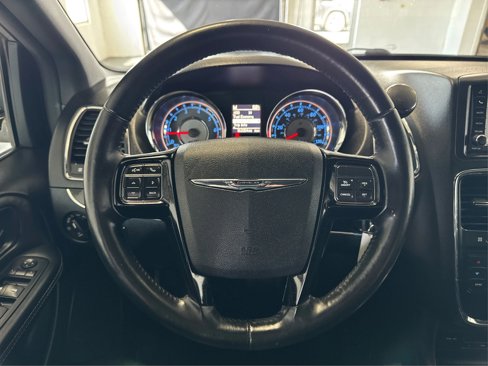 Used 2014 Chrysler Town & Country S image 21