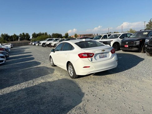 Used 2017 Chevrolet Cruze LT image 2