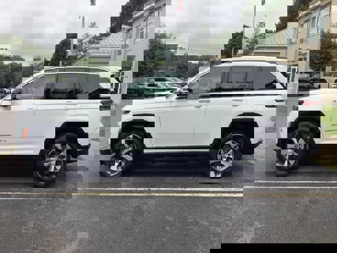 New 2023 Jeep Grand Cherokee 4WD 4xe w/ Luxury Tech Group II image 4