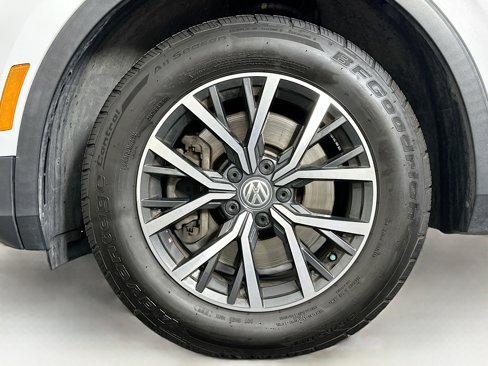 Used 2018 Volkswagen Tiguan SE w/ Panoramic Sunroof Package image 11