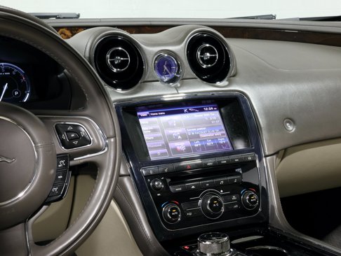 Used 2013 Jaguar XJ image 76