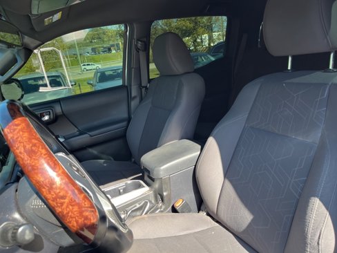 Used 2017 Toyota Tacoma TRD Sport w/ Tow Package (A/T) image 6