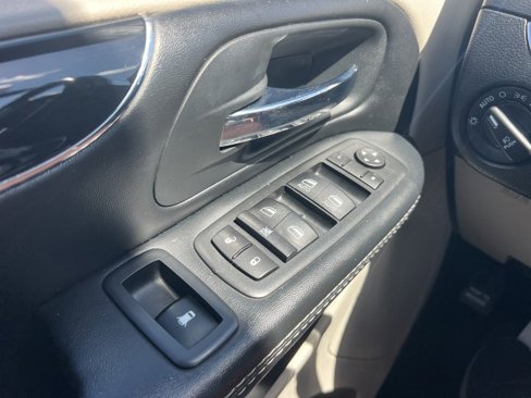 Used 2020 Dodge Grand Caravan SXT image 33