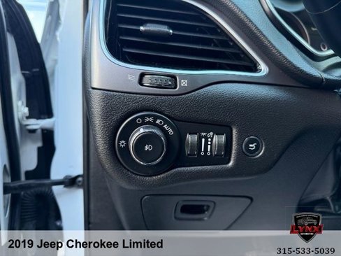 Used 2019 Jeep Cherokee Limited w/ Technology Group image 32