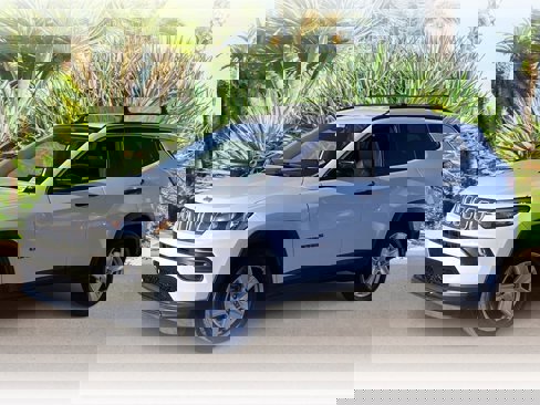 Used 2022 Jeep Compass Latitude image 1