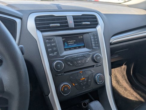Used 2015 Ford Fusion SE image 16