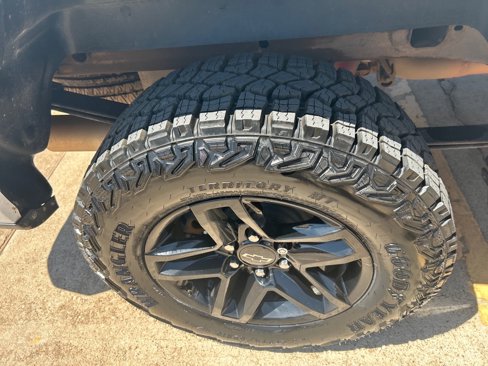 Used 2021 Chevrolet Silverado 1500 LT Trail Boss w/ LPO, Dark Essentials Package image 12