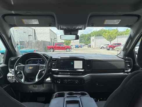 Used 2022 Chevrolet Silverado 1500 LT image 2