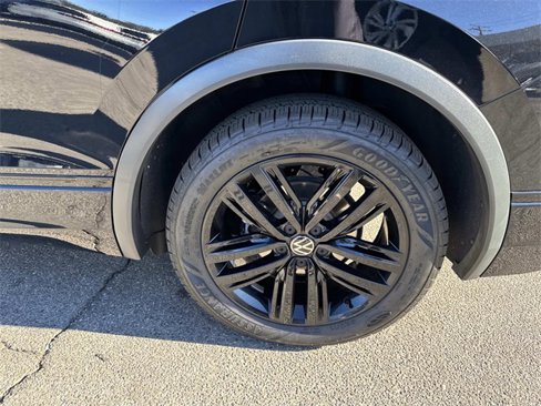 Certified 2022 Volkswagen Tiguan SE R-Line image 8