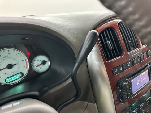 Used 2005 Chrysler Town & Country Limited image 32
