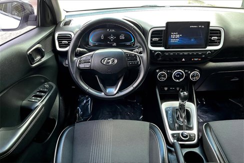 Used 2023 Hyundai Venue Limited image 5