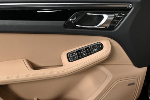 Certified 2025 Porsche Macan image 6