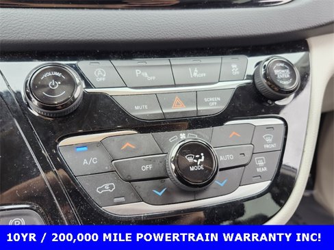 Used 2023 Chrysler Pacifica Touring-L image 21