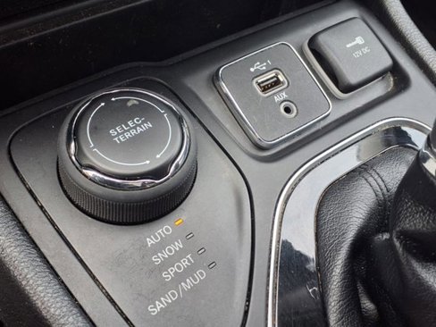 Used 2020 Jeep Cherokee Limited image 25