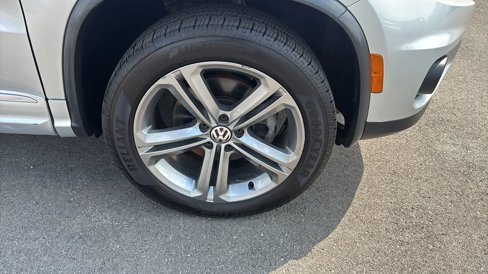 Used 2017 Volkswagen Tiguan Sport image 40