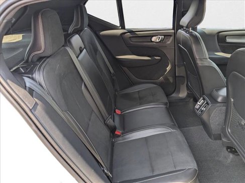 Used 2021 Volvo XC40 T5 R-Design image 23