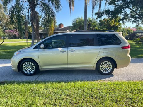 Used 2014 Toyota Sienna XLE image 19