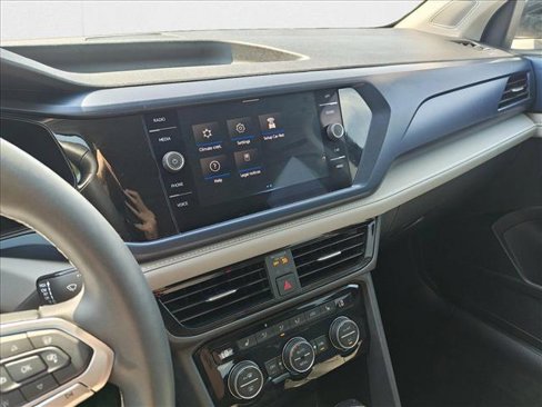 Certified 2024 Volkswagen Taos SE image 13