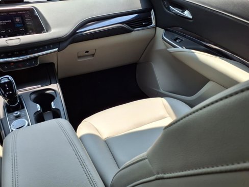 Used 2022 Cadillac XT4 Luxury w/ Cold Weather Package image 12