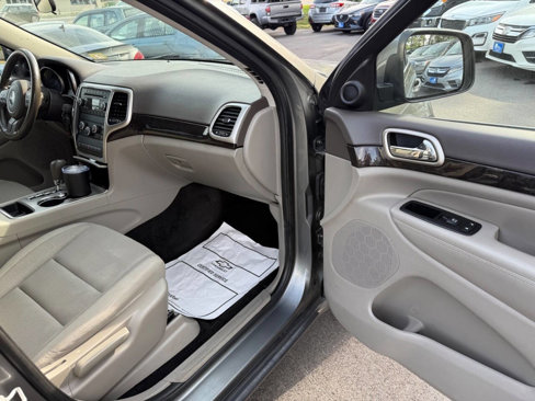 Used 2012 Jeep Grand Cherokee Laredo w/ Laredo E Group image 12