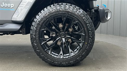 Used 2023 Jeep Wrangler Unlimited Sahara w/ Cold Weather Group image 9