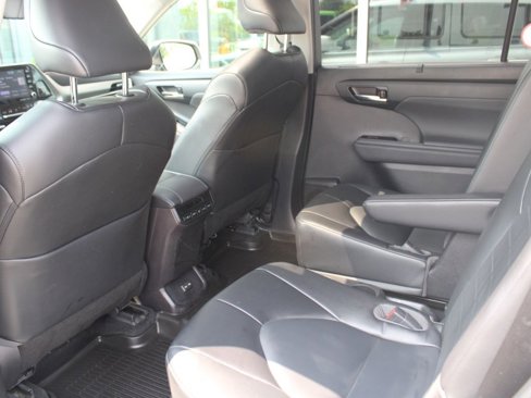Used 2022 Toyota Highlander XLE image 25