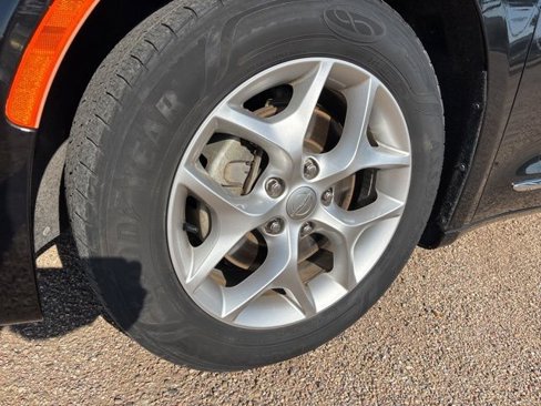 Used 2019 Chrysler Pacifica Limited image 24