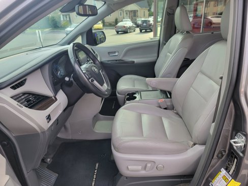 Used 2018 Toyota Sienna XLE image 9