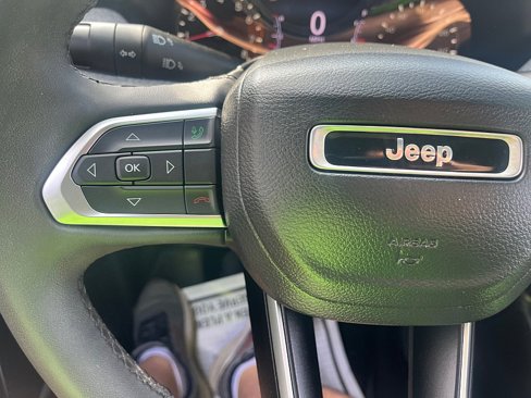 Used 2023 Jeep Compass Latitude image 32