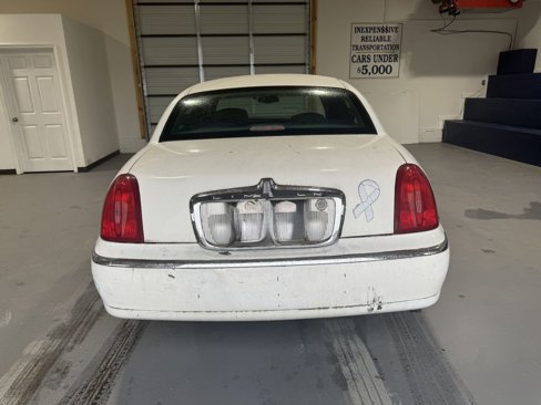 Used 1999 Lincoln Town Car Signature image 4