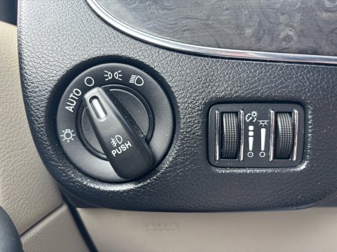 Used 2016 Chrysler Town & Country Touring image 27