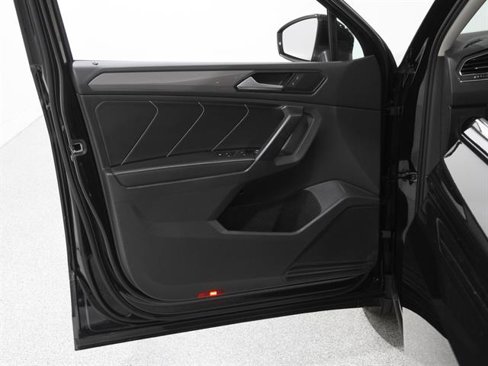 Used 2023 Volkswagen Tiguan SE w/ Panoramic Sunroof Package image 4