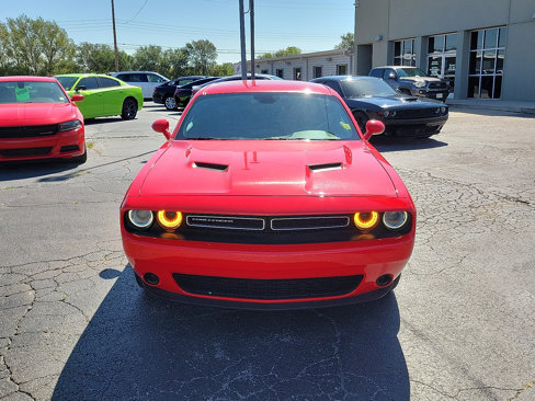 Used 2022 Dodge Challenger SXT image 2